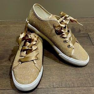 Glitter is always in style!! Champagne glitter sneakers!